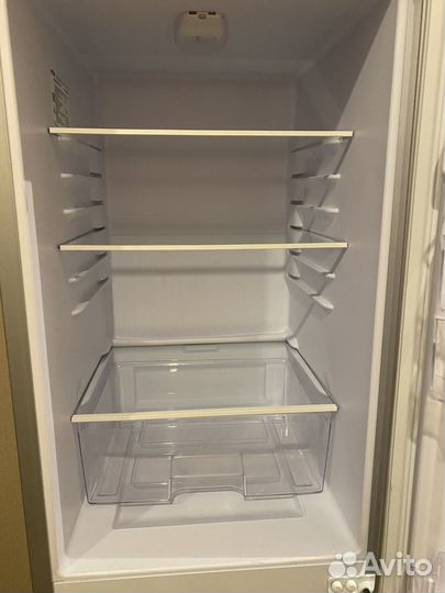 Холодильник с морозильной камерой