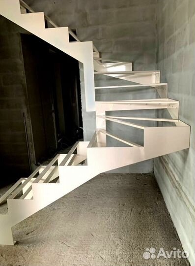 Лестница на металлокаркасе открытого типа