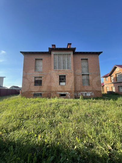 Дом 927 м² на участке 18 сот.