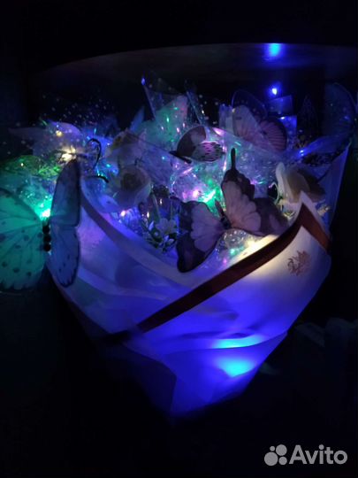 Букет из бабочек в подарочной корзине светильник