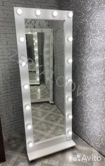Зеркало с лампами на колесиках