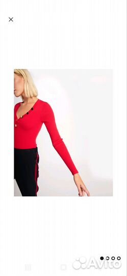 Пуловер с золотыми пуговицами