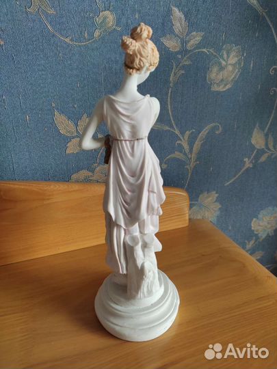 Греческая статуэтка девушки богини мрамор