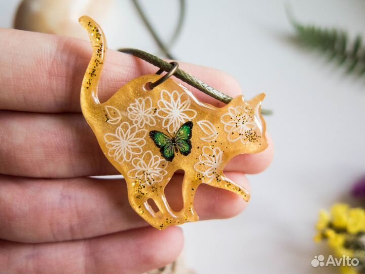 Кулон / подвеска Медовый котик с бабочкой в цветах