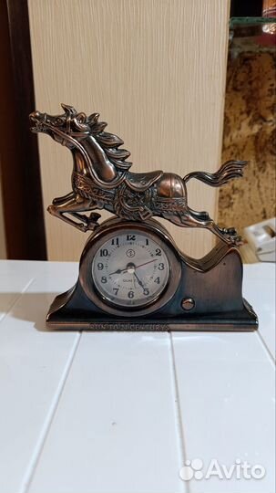 Настольные часы (будильник), зажигалка