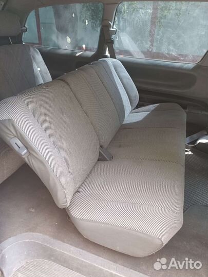 Автомобильное кресло среднего ряда