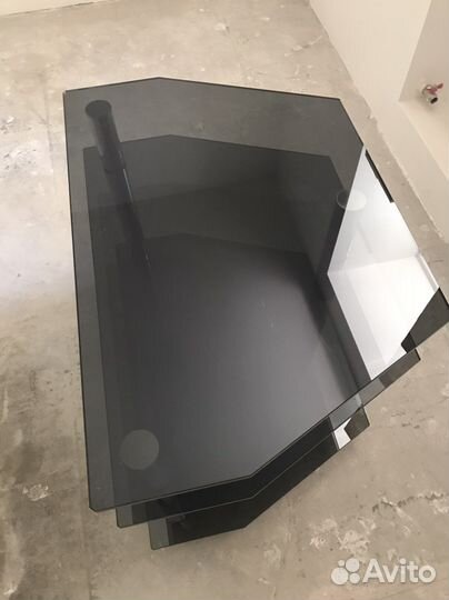 Стеклянная тумба под тв