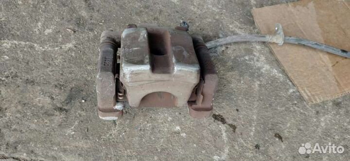 Суппорт тормозной передний правый Toyota Camry XV4