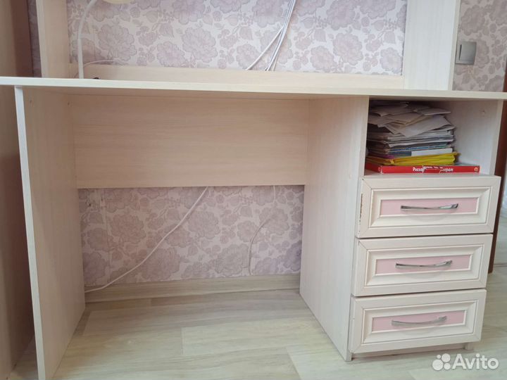 Письменный стол для школьника с полкой б/у