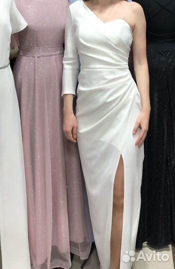 Платье белое на одно плечо