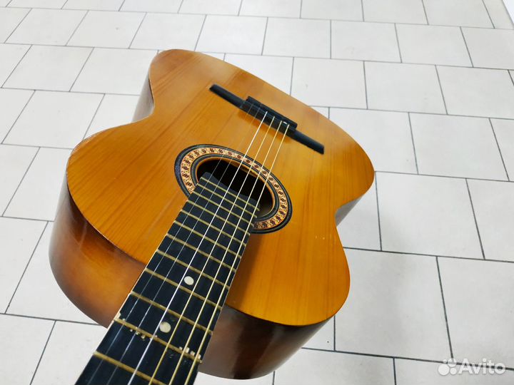 Акустическая гитара с широким грифом