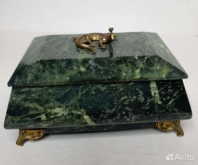 Шкатулка из змеевика с ящеркой