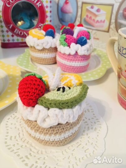 Вязаное пирожное, брелок, игрушка