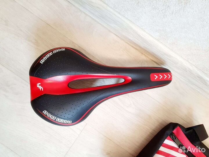 Сидение спортивное и сумка на раму велосипеда