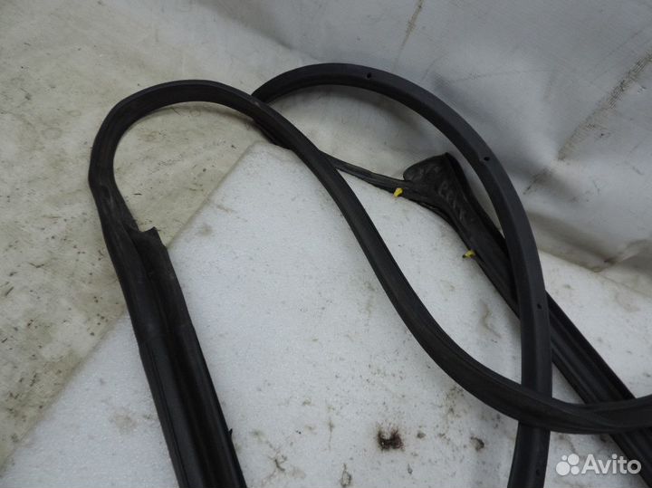 Уплотнитель двери передний правый Nissan March 200