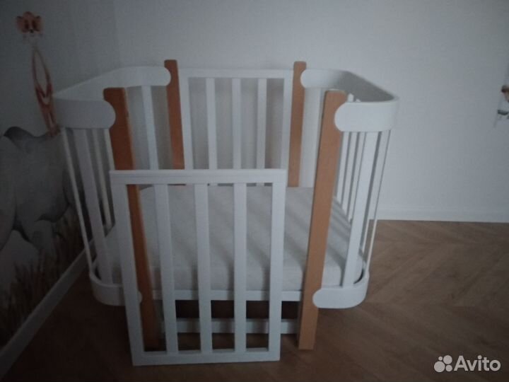 Кроватка детская с маятником