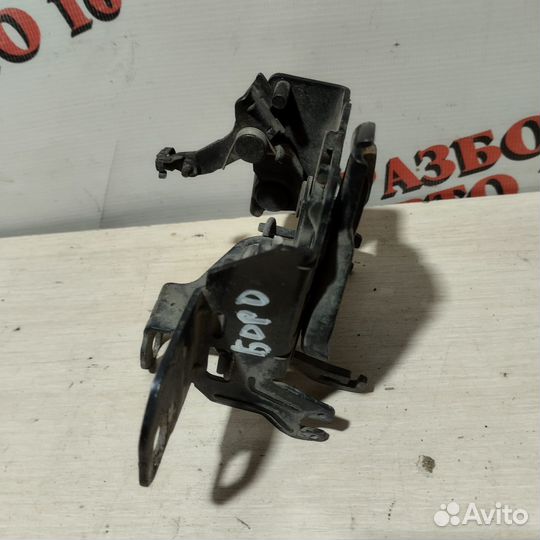 Замок капота Volkswagen Bora