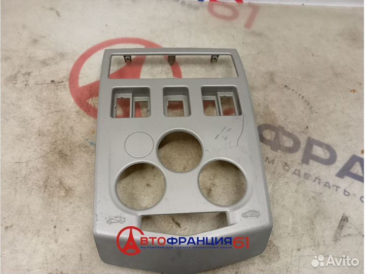 Накладка парприза, 8200453196 renault logan ;sande