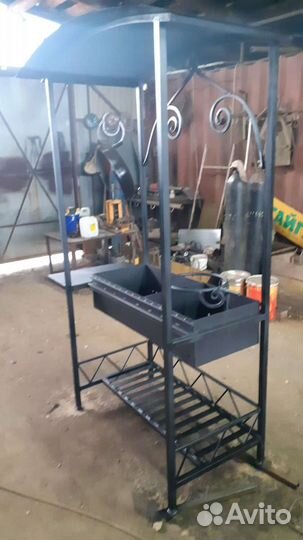 Беседка, мангал, стол для сборки поддонов