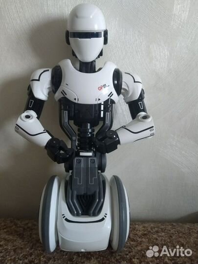 Робот на пульте управления