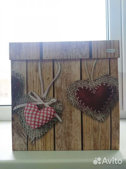 Подарочная коробка с лентами