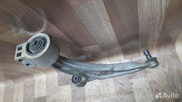 Рычаг передний правый Opel Astra J седан 1.6
