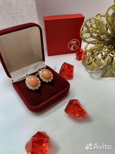 Золотые серьги с кораллами