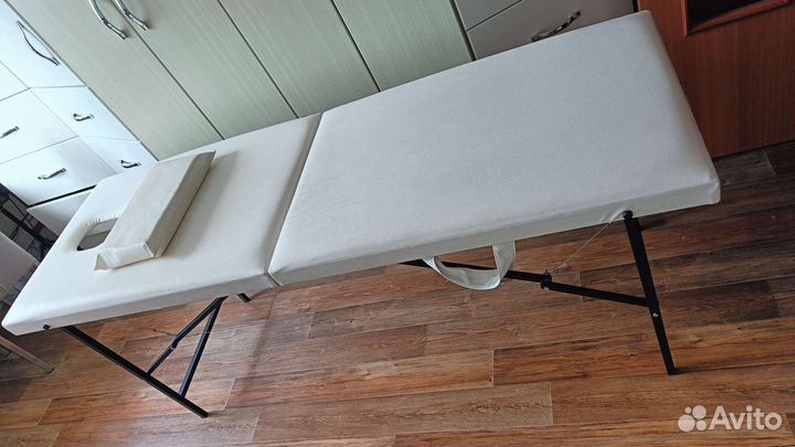 Массажная кушетка с вырезом и подушкой