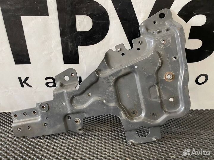 Кронштейн решетки радиатора правый Volvo FH4