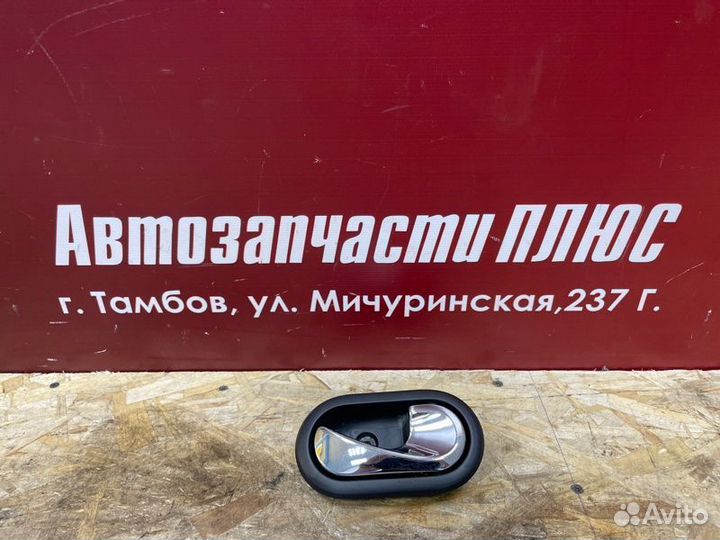 Внутренняя ручка двери правая Renault Duster