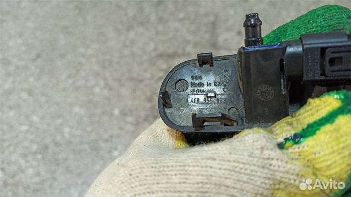 Форсунка омывателя лобового стекла Audi A6 C6,4F