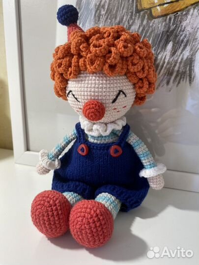 Вязаная игрушка клоун