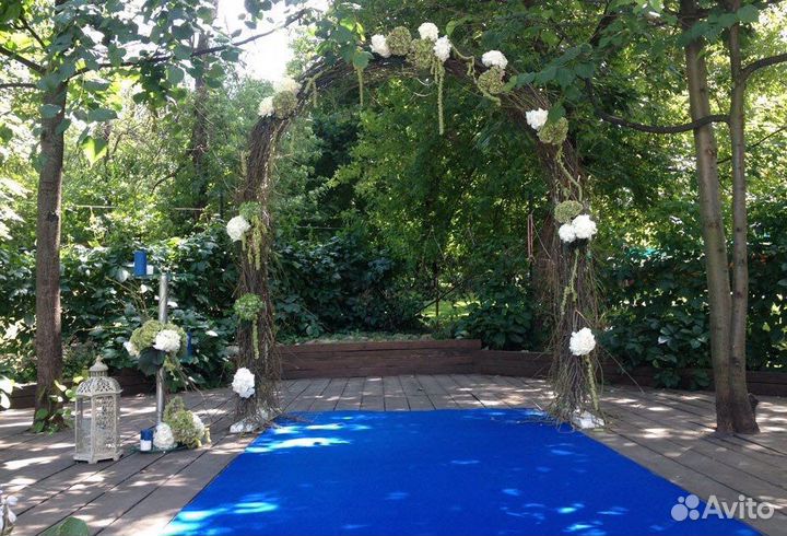 Синяя ковровая дорожка