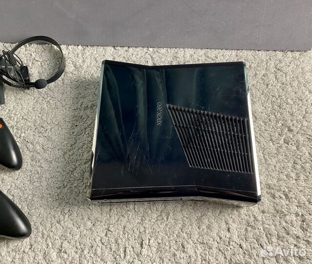 Xbox 360 S + Kinect + 2 геймпада