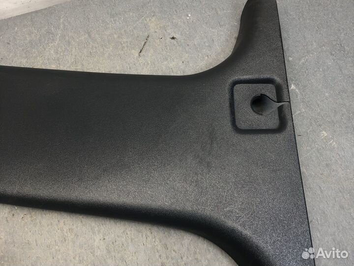 Обшивка ниж правой средней стойки Citroen c3
