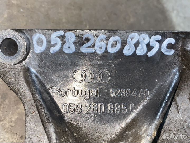 Кранштейн 028260885А Пассат Б5 Ауди А4 Шкода