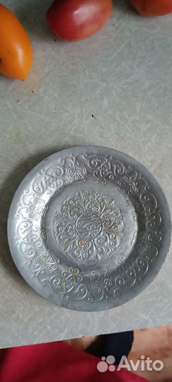 Металлическая тарелка