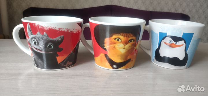 Кружки разные и пластиковые табуретки