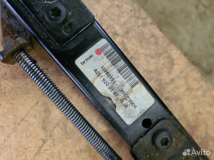 Крепление сиденья заднее правое Mercedes-Benz