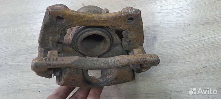 Суппорт передний правый Nissan Almera G15