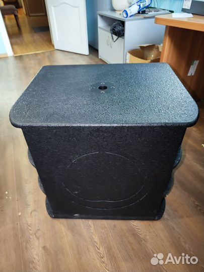Turbosound M18B - активный сабвуфер 18», 2200 Вт