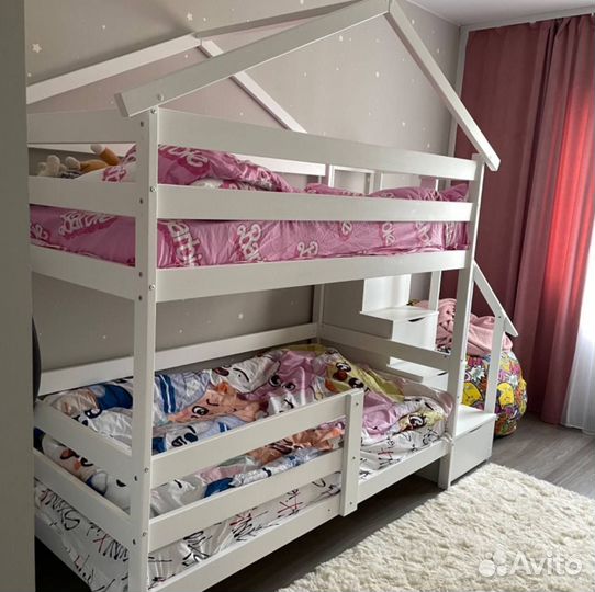Двухъярусная кровать с лесенкой комодом белая