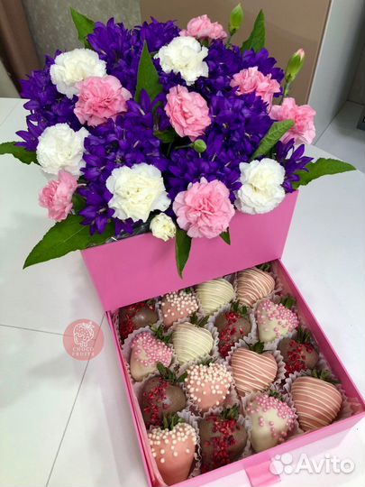 Клубника в шоколаде с цветами шкатулка подарок