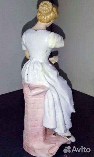 Фарфоровая Статуэтка
