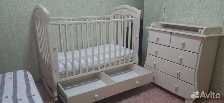 Детская кровать и пеленальный комод