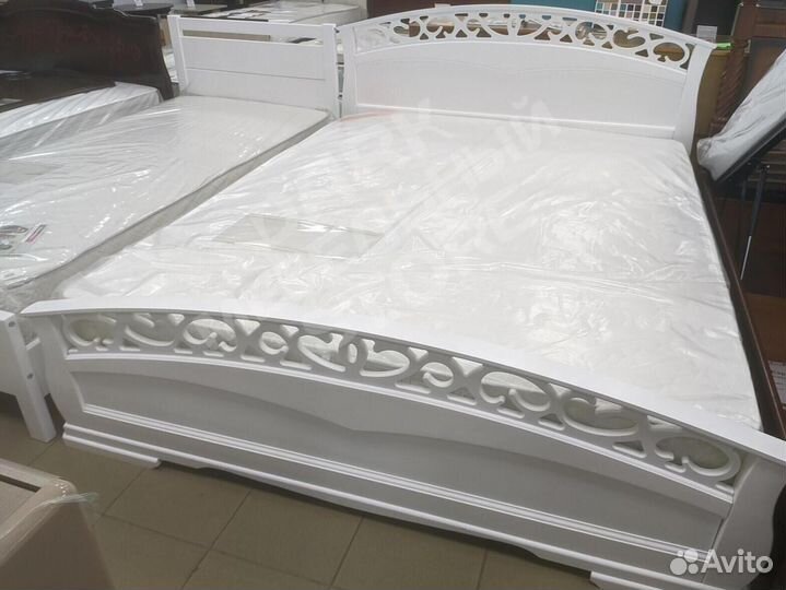 Кровать массив