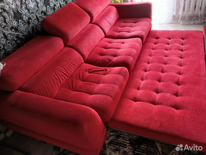 Диван красный