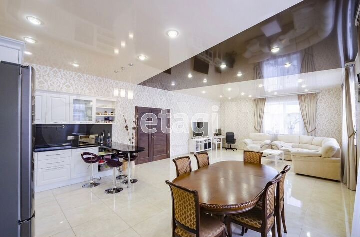 Коттедж 263 м² на участке 8,8 сот.