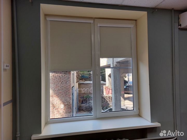 Рулонные шторы блэкаут UNI (с направляющими)