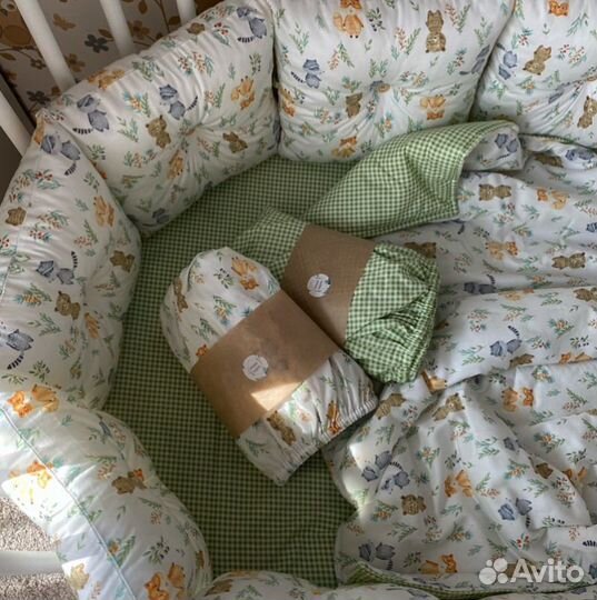 Бортики в кроватку, одеяло, простынь на резинке